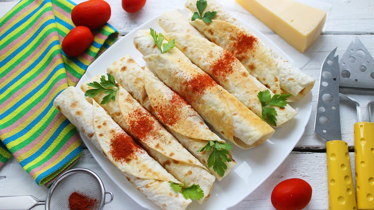Lavash with mashed potatoes, ham and cheese – a hearty snack that is easy to prepare