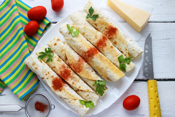 Lavash with mashed potatoes, ham and cheese - a hearty snack that is easy to prepare