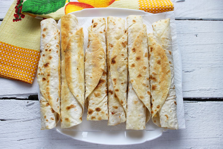 Lavash with mashed potatoes, ham and cheese - a hearty snack that is easy to prepare