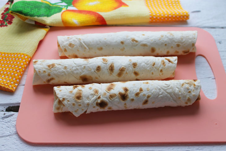 Lavash with mashed potatoes, ham and cheese - a hearty snack that is easy to prepare