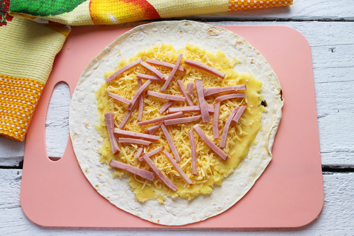 Lavash with mashed potatoes, ham and cheese - a hearty snack that is easy to prepare