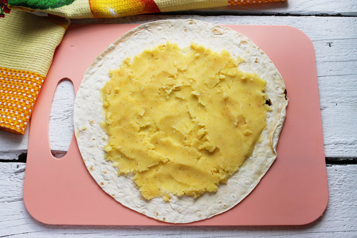 Lavash with mashed potatoes, ham and cheese - a hearty snack that is easy to prepare