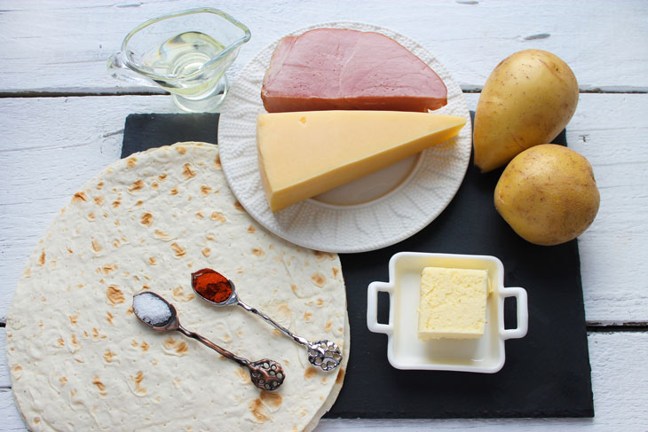 Lavash with mashed potatoes, ham and cheese - a hearty snack that is easy to prepare