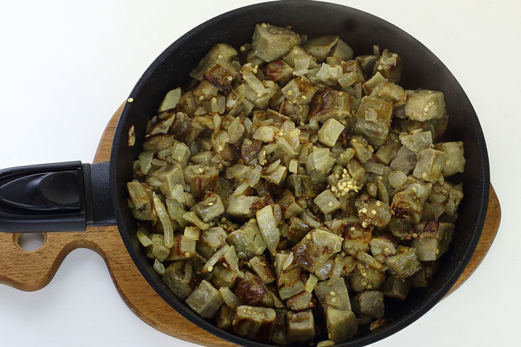 Eggplant fried like mushrooms with onions - they turn out hearty and tasty