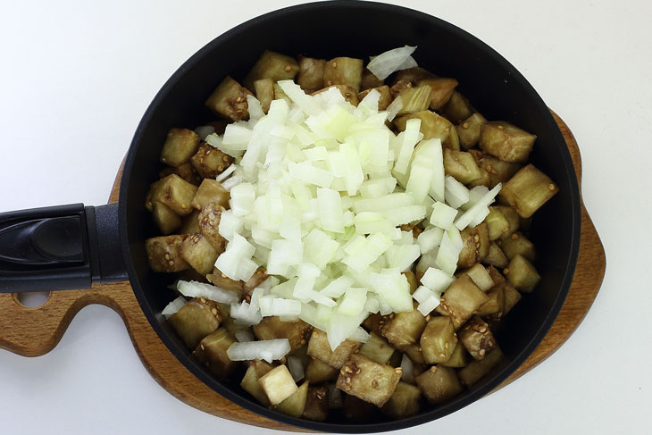 Eggplant fried like mushrooms with onions - they turn out hearty and tasty