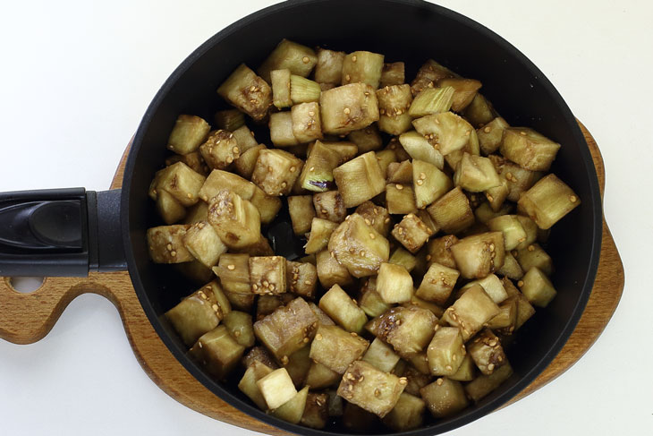 Eggplant fried like mushrooms with onions - they turn out hearty and tasty