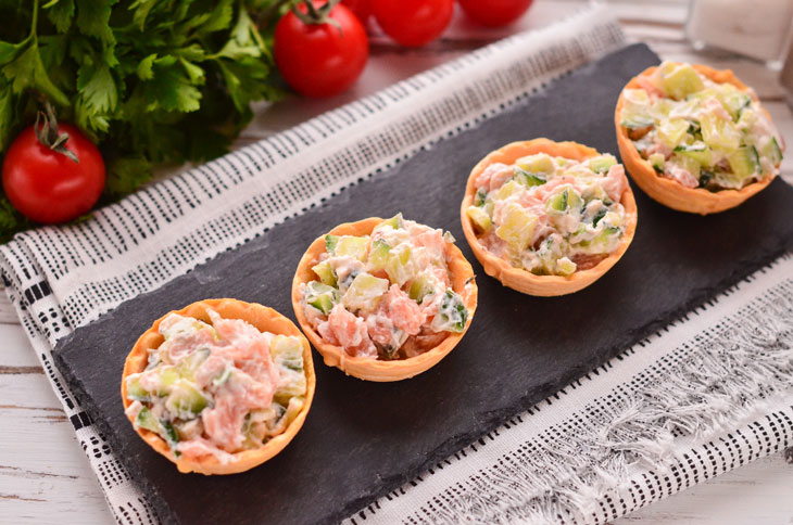 Philadelphia tartlets with salmon - a tender and tasty snack in 10 minutes