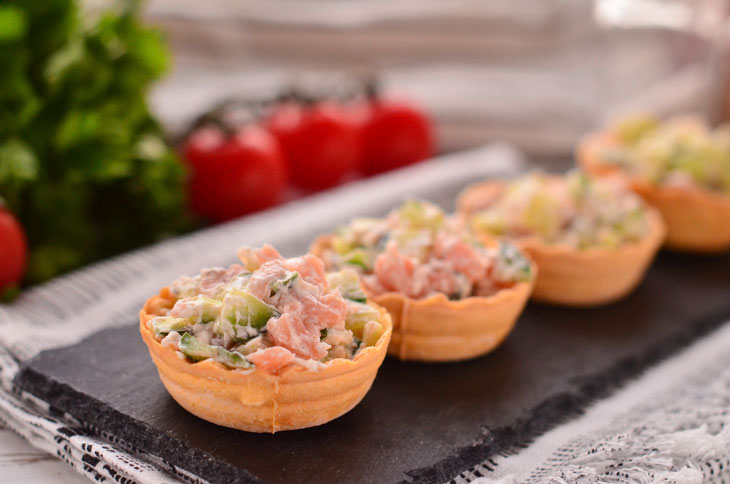 Philadelphia tartlets with salmon - a tender and tasty snack in 10 minutes