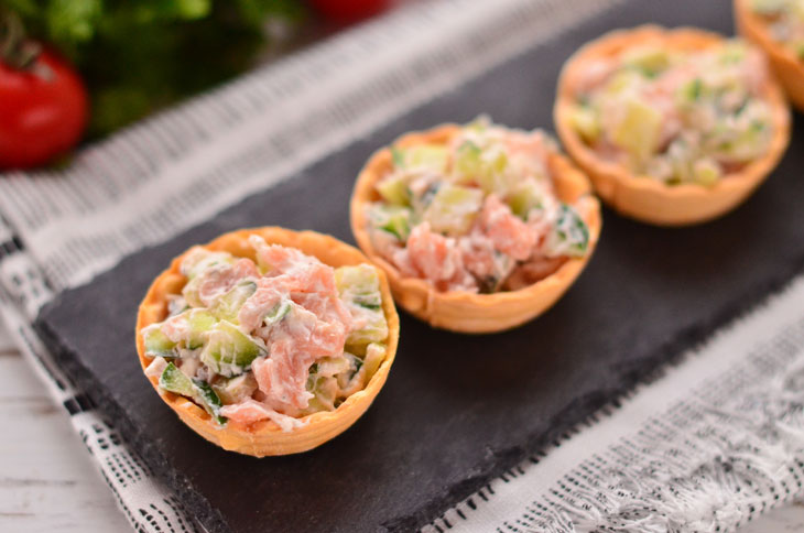 Philadelphia tartlets with salmon - a tender and tasty snack in 10 minutes