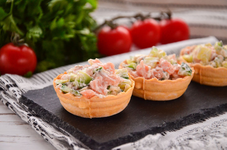 Philadelphia tartlets with salmon - a tender and tasty snack in 10 minutes