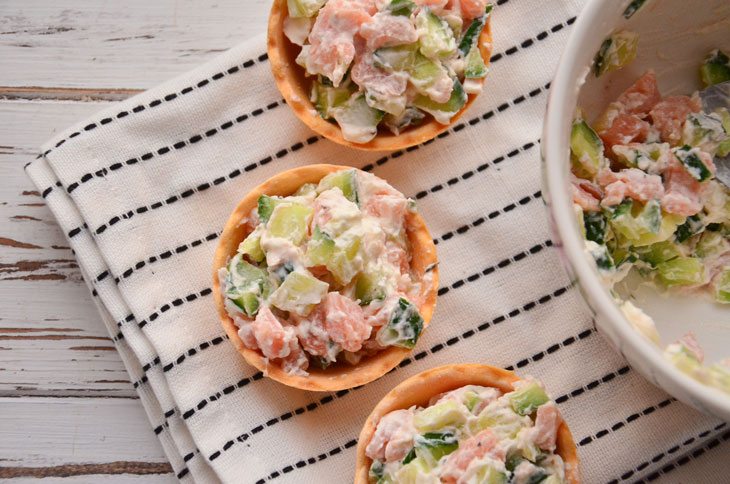 Philadelphia tartlets with salmon - a tender and tasty snack in 10 minutes