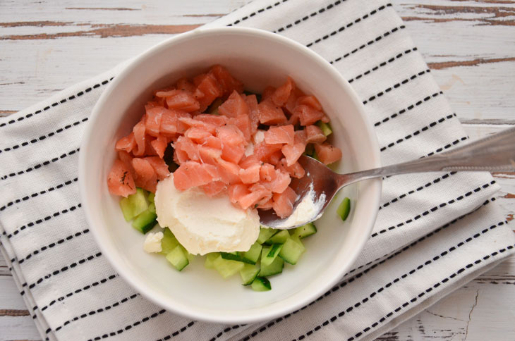 Philadelphia tartlets with salmon - a tender and tasty snack in 10 minutes