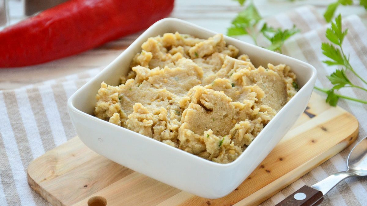 Eggplant pate with onions and sweet peppers – a delicious and versatile snack