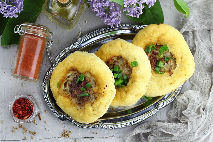 Yeast belyashi with meat - a delicious recipe for the whole family