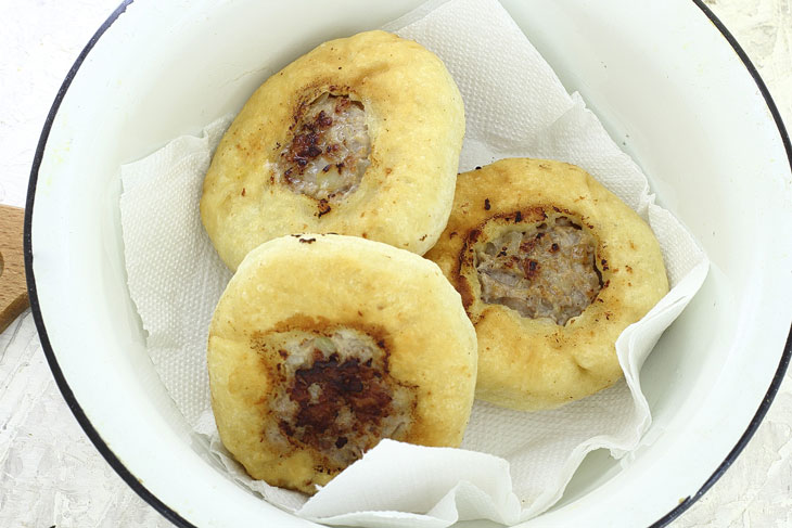 Yeast belyashi with meat - a delicious recipe for the whole family