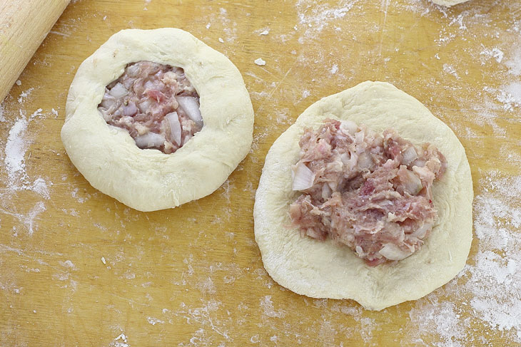 Yeast belyashi with meat - a delicious recipe for the whole family