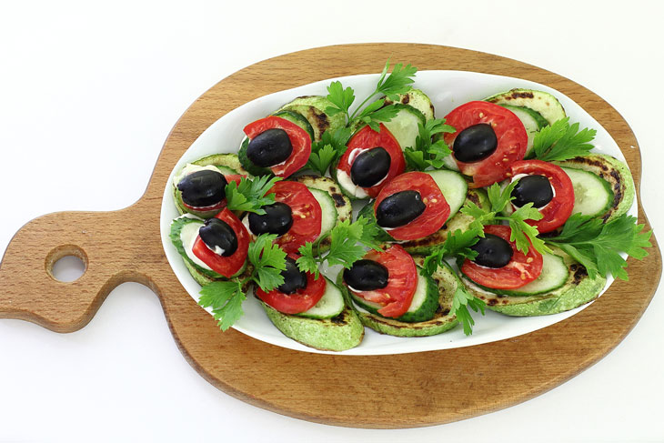 Snack "Peacock tail" from zucchini - will conquer with its taste and appearance