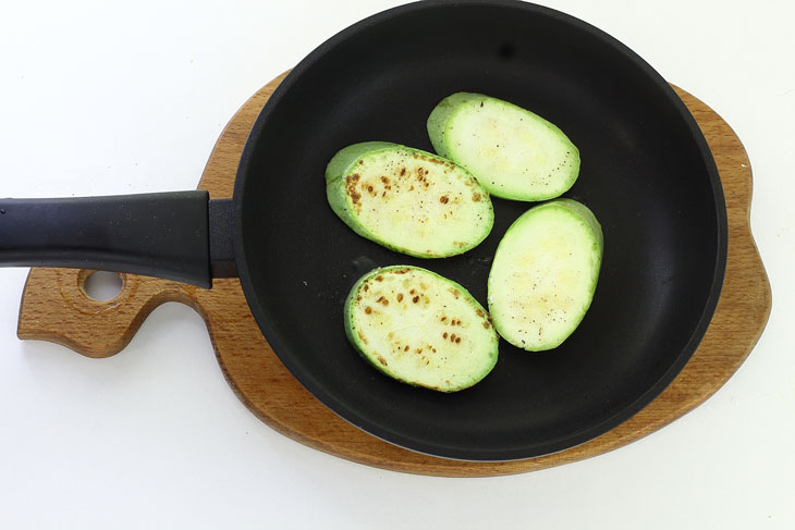 Snack "Peacock tail" from zucchini - will conquer with its taste and appearance