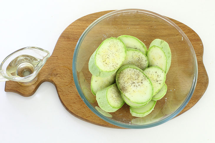 Snack "Peacock tail" from zucchini - will conquer with its taste and appearance