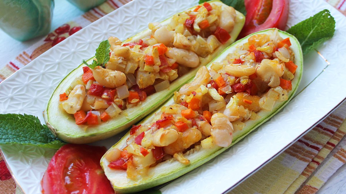 Zucchini stuffed with beans and vegetables – a tasty and budget dish