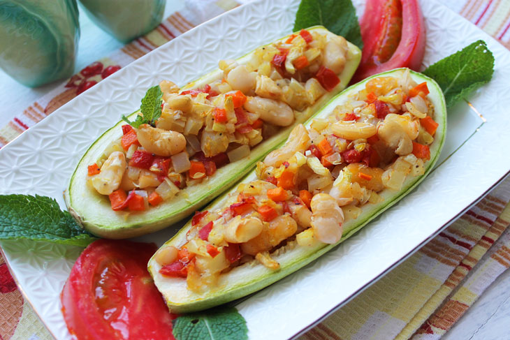 Zucchini stuffed with beans and vegetables - a tasty and budget dish