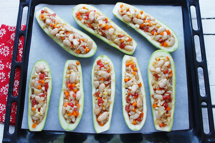 Zucchini stuffed with beans and vegetables - a tasty and budget dish