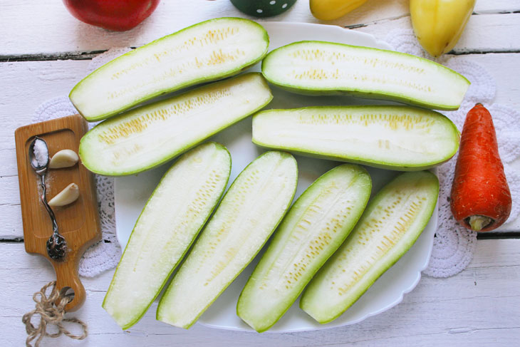 Zucchini stuffed with beans and vegetables - a tasty and budget dish