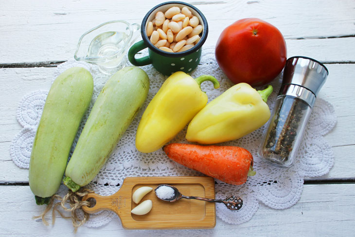 Zucchini stuffed with beans and vegetables - a tasty and budget dish