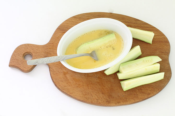 Crispy breaded zucchini sticks - a simple recipe from affordable products