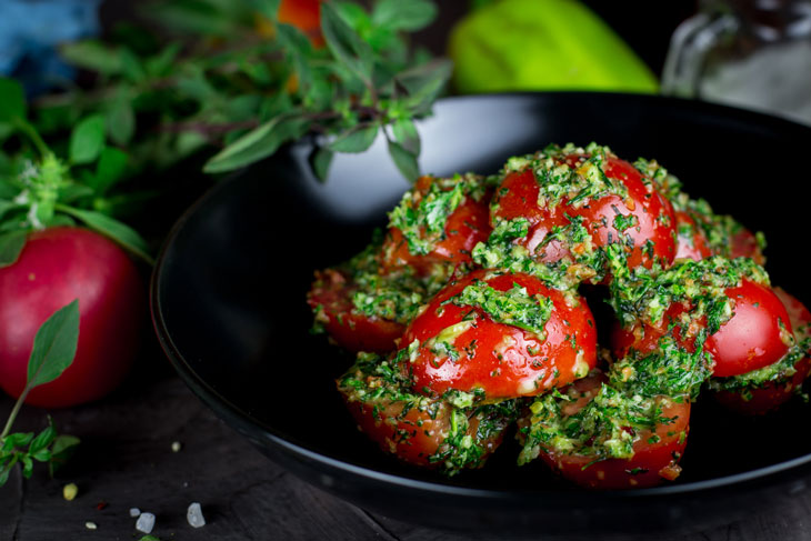 Pickled Tomatoes in Garlic Sauce - An Easy Recipe for a Delicious Appetizer