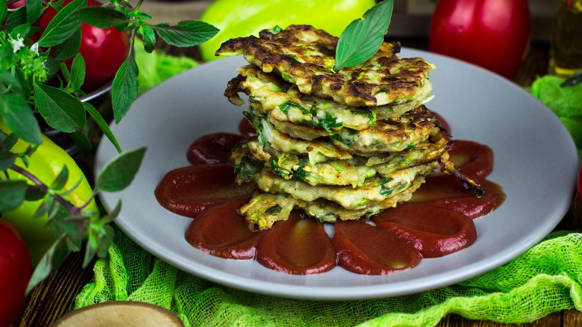 Delicious pancakes from zucchini and eggplant – a very simple recipe