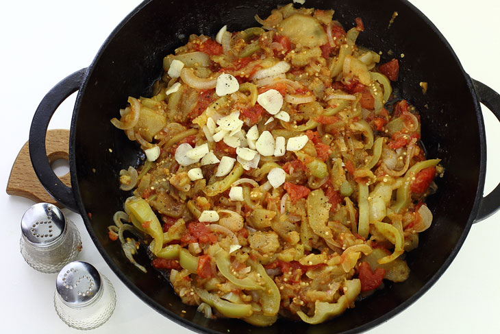 Appetizing fried eggplant caviar - step by step recipe with photo