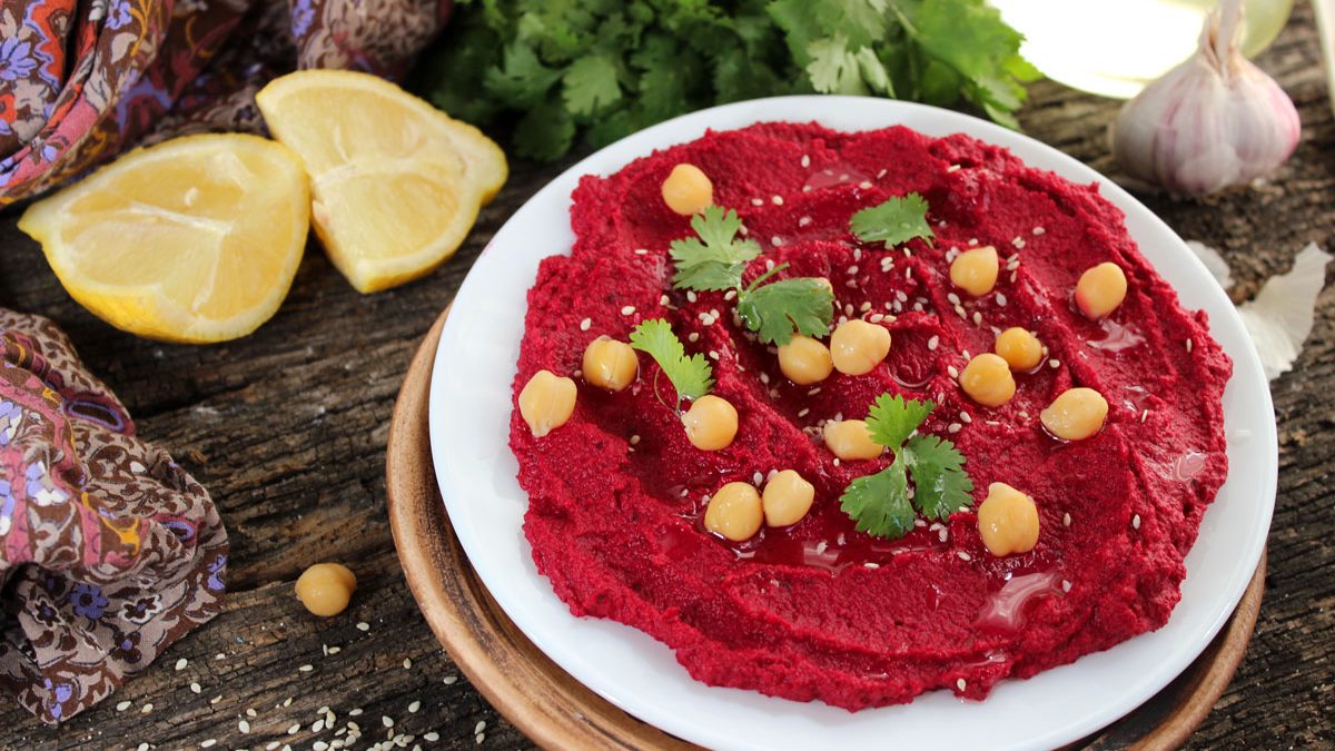 Chickpea hummus with beets – an unusual taste and a fantastically beautiful color