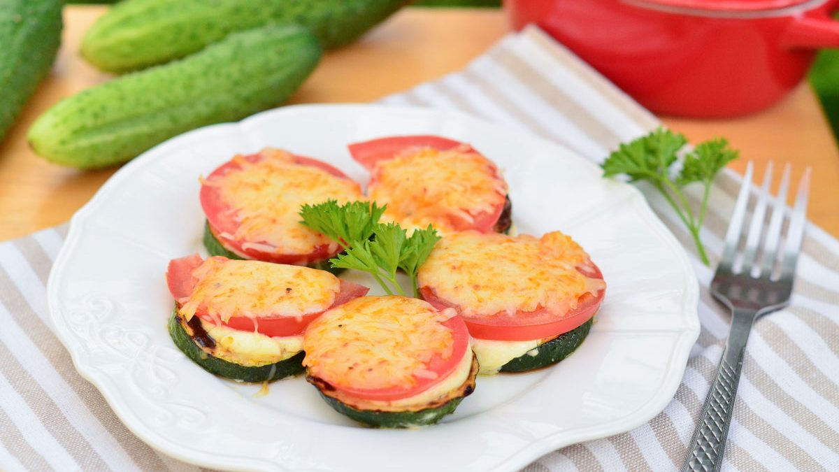Zucchini in a pan with tomatoes, cheese and garlic – the perfect summer snack