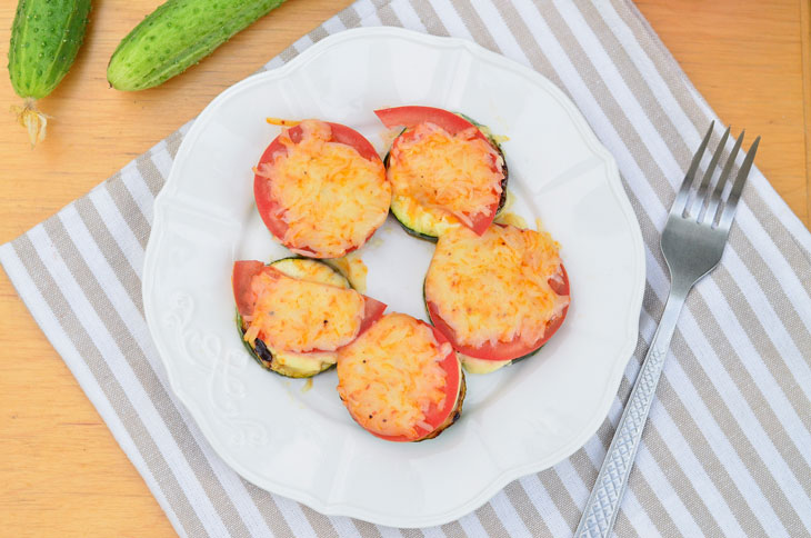 Zucchini in a pan with tomatoes, cheese and garlic - the perfect summer snack