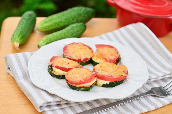 Zucchini in a pan with tomatoes, cheese and garlic - the perfect summer snack