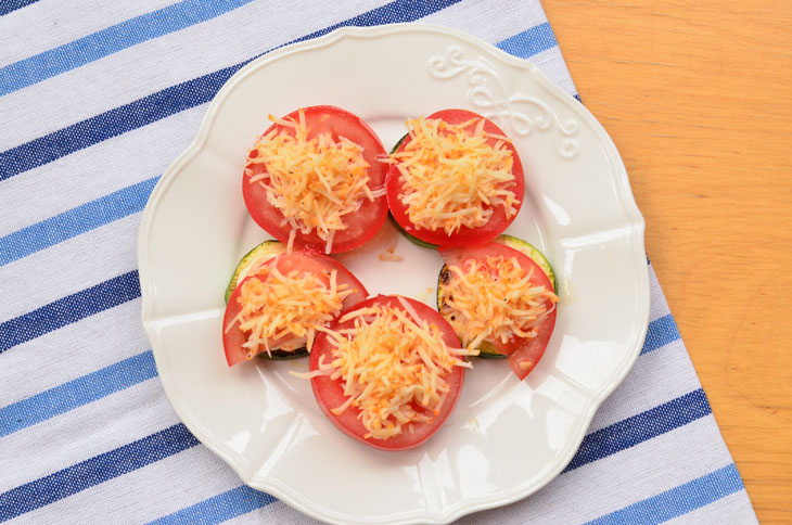 Zucchini in a pan with tomatoes, cheese and garlic - the perfect summer snack