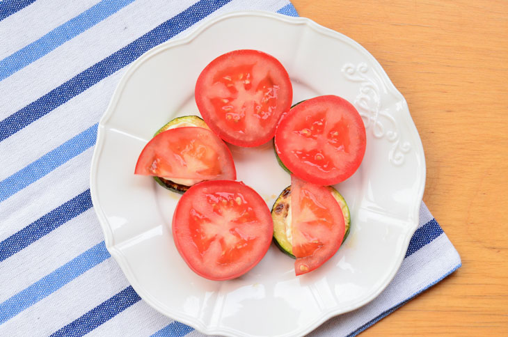 Zucchini in a pan with tomatoes, cheese and garlic - the perfect summer snack