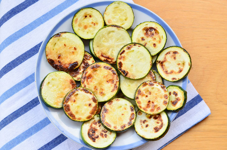 Zucchini in a pan with tomatoes, cheese and garlic - the perfect summer snack