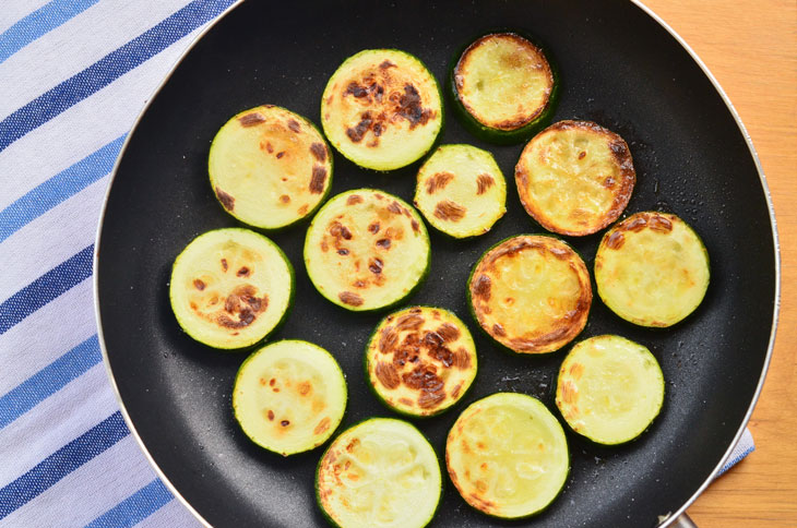 Zucchini in a pan with tomatoes, cheese and garlic - the perfect summer snack