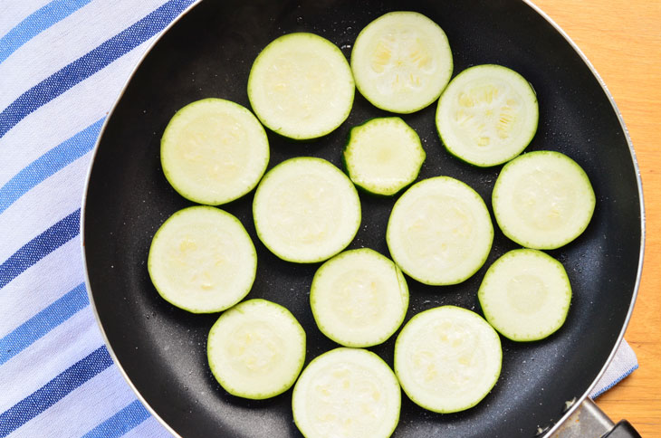 Zucchini in a pan with tomatoes, cheese and garlic - the perfect summer snack