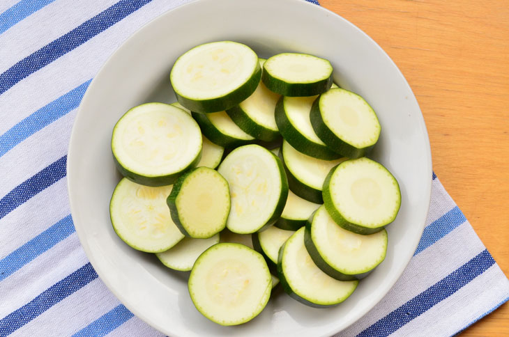 Zucchini in a pan with tomatoes, cheese and garlic - the perfect summer snack