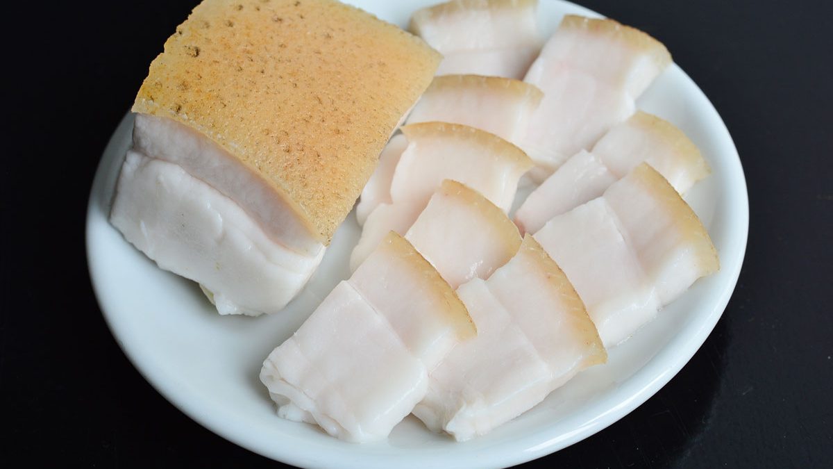 Salo in brine with garlic – we recommend this unusual method of salting