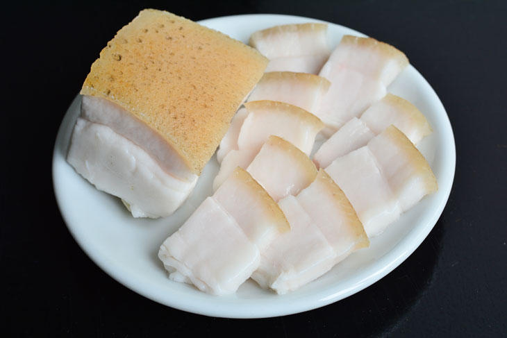 Salo in brine with garlic - we recommend this unusual method of salting