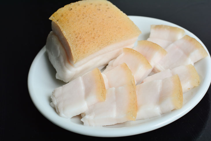 Salo in brine with garlic - we recommend this unusual method of salting