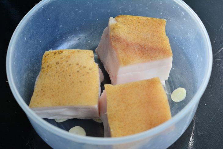 Salo in brine with garlic - we recommend this unusual method of salting
