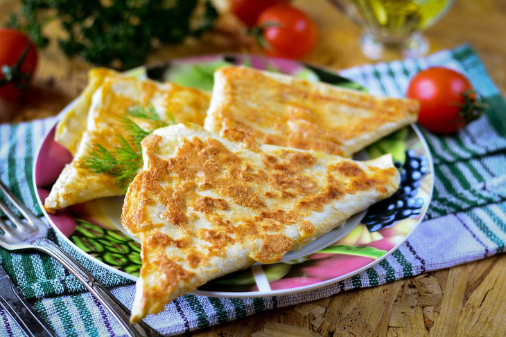 Triangles of pita bread with cheese in a pan - a great snack for all times