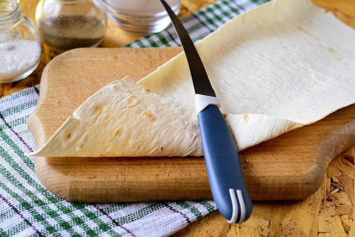 Triangles of pita bread with cheese in a pan - a great snack for all times