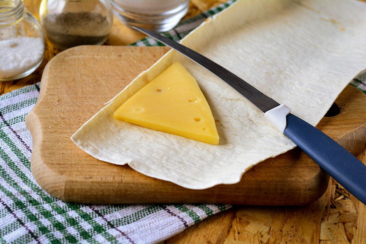 Triangles of pita bread with cheese in a pan - a great snack for all times