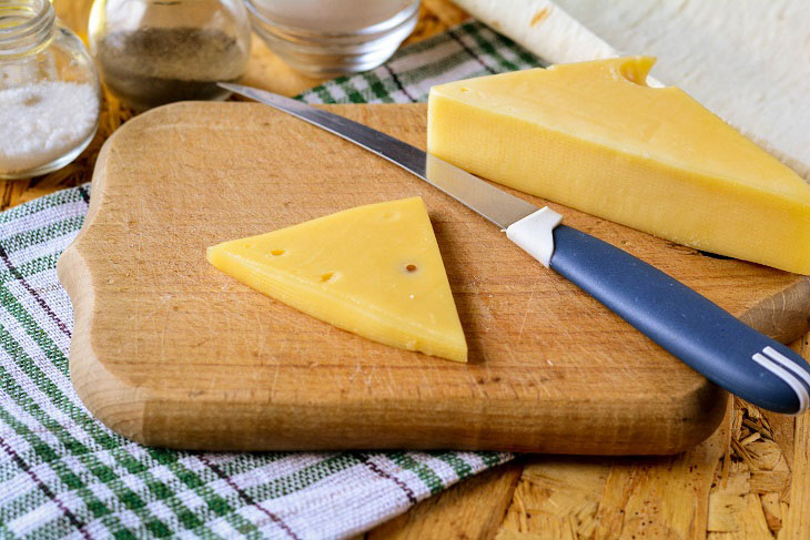 Triangles of pita bread with cheese in a pan - a great snack for all times